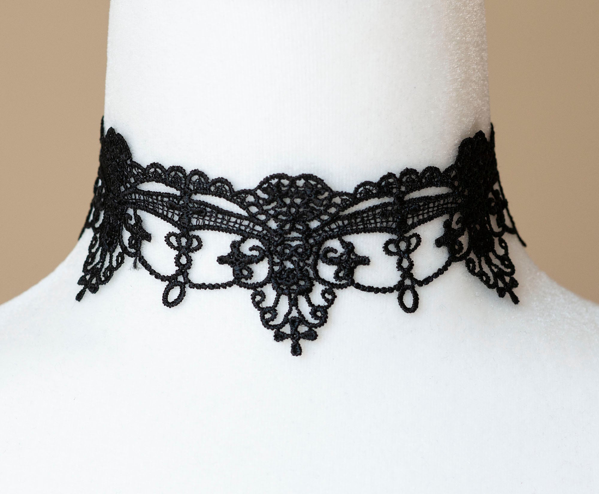 Thick outlet lace choker