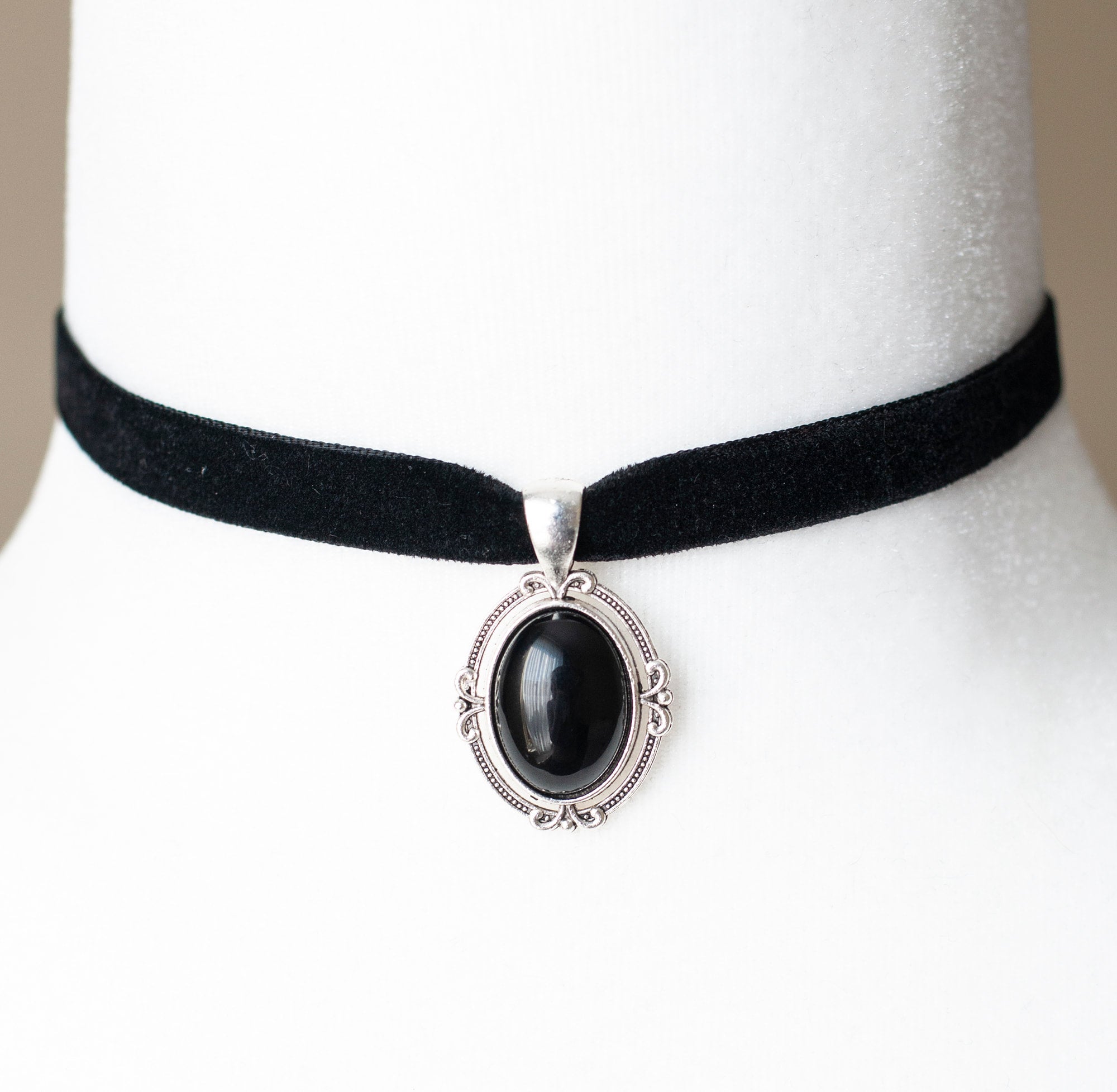 Black velvet choker with pearl hotsell