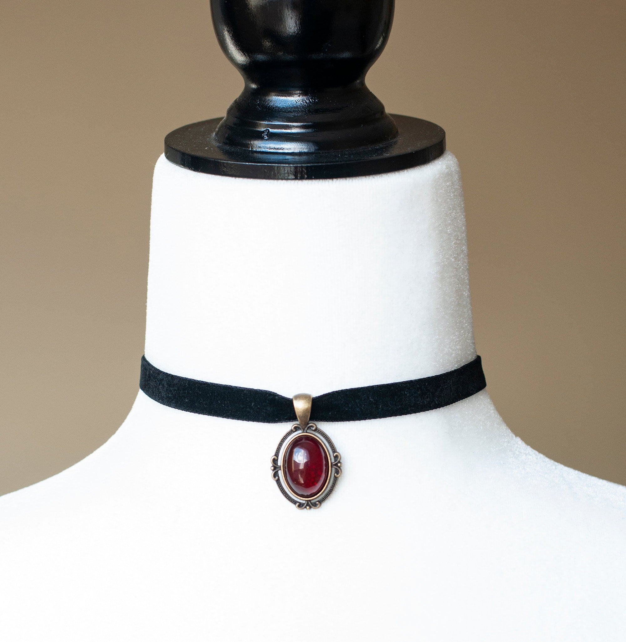 Red and black choker discount