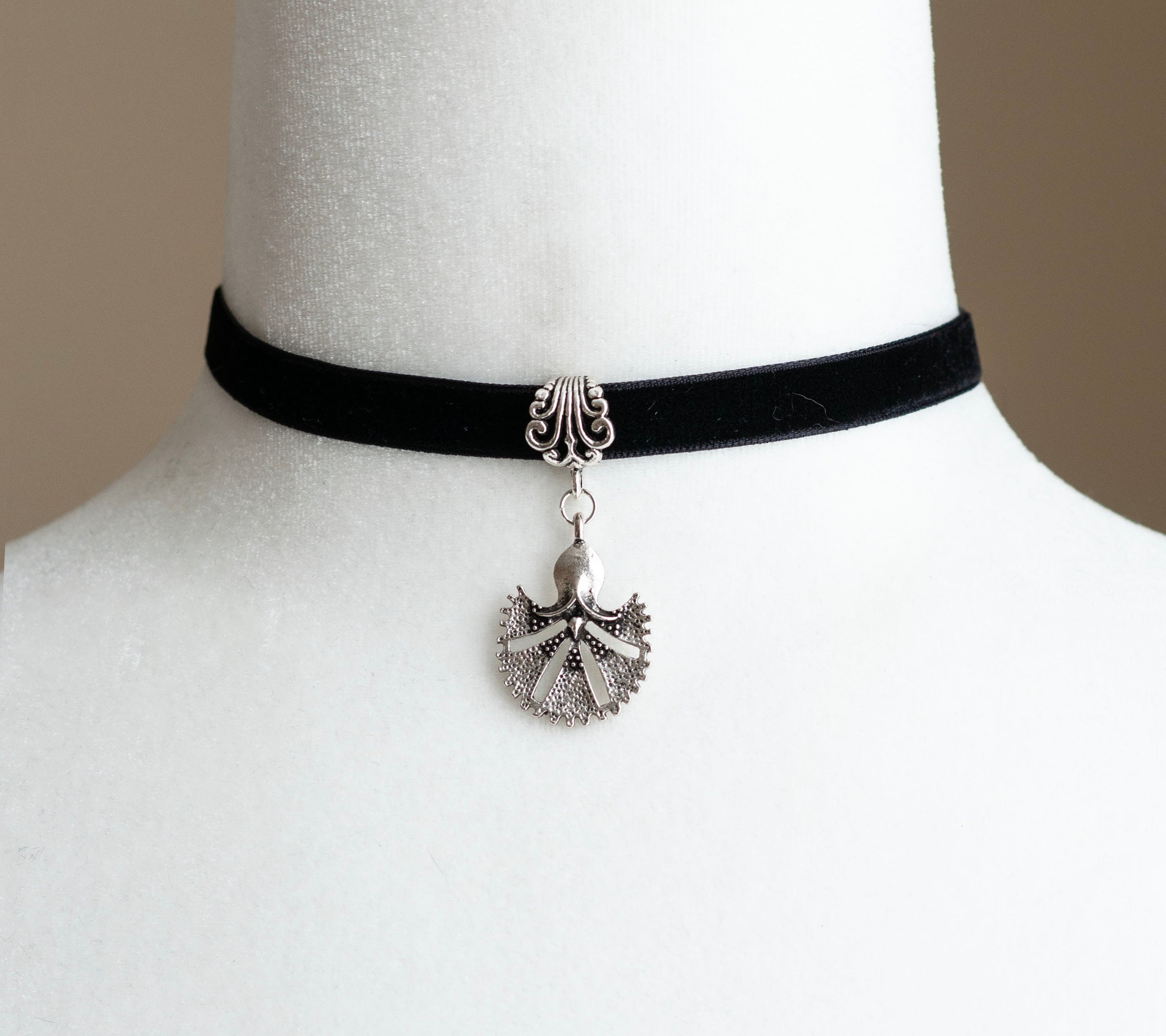 Black velvet necklace sales