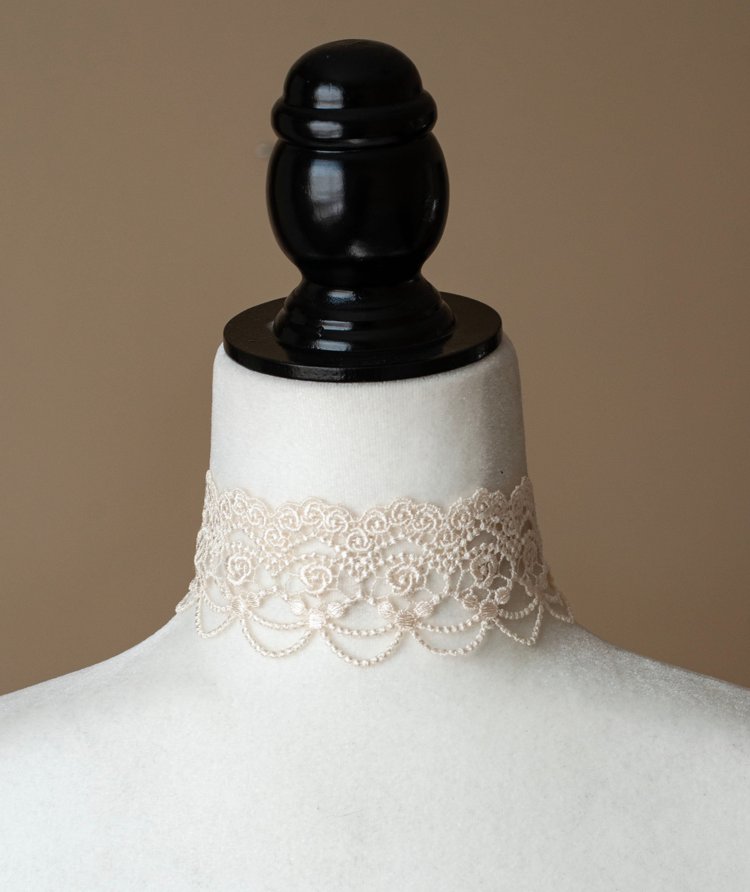 Beige lace outlet choker