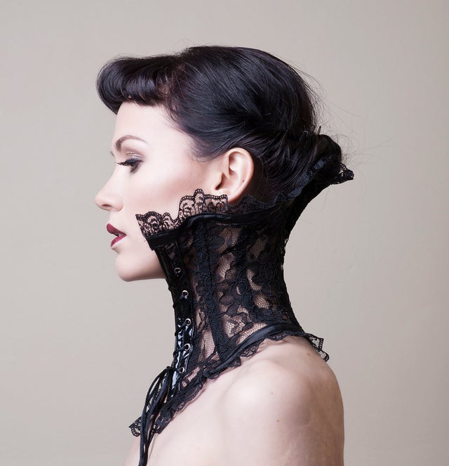 Neck corset with 2 d-rings, 62,70 €